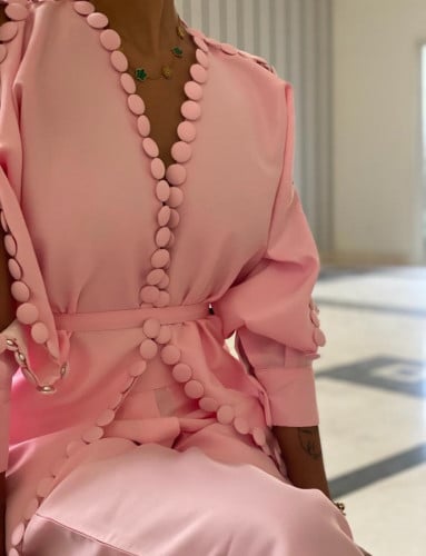 بدلة مميزة وفاخرة بتصميم عصري القماش تفته وردي