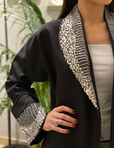 عباية فاخرة اللون مع شك فضي