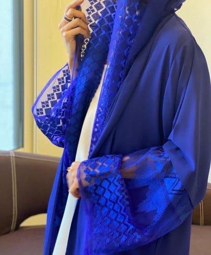 عباية مميزة اللون ازرق والأكمام تطريز
