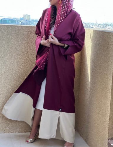 عباية مميزة اللون عنابي مع طرحة مطرحة مطرزة