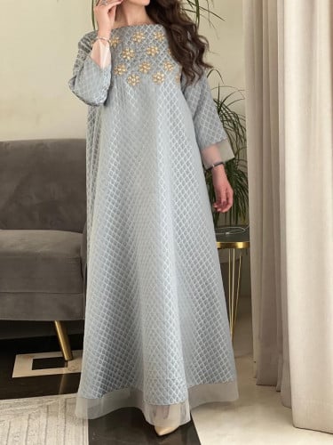 جلابية فاخرة القماش تفته سماوي وعلى الصدر شك ذهبي