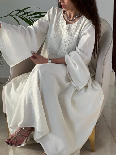 جلابية صيفية باردة فاخرة القماش لنن سكري وعلى الصدر والأكمام شك لولو