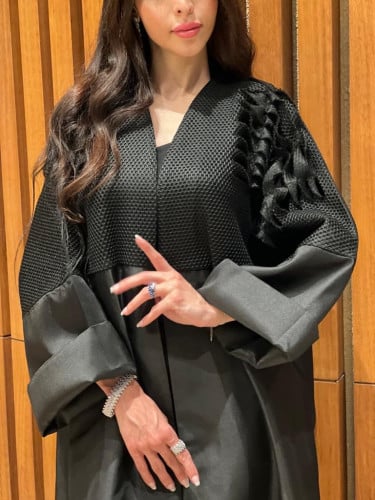 عباية مميزة القماش تفته أسود