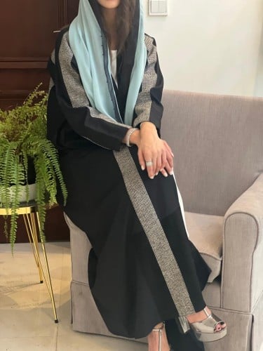 عباية مميزة اللون اسود تقفل بطقطق محددة كروهات وعل...