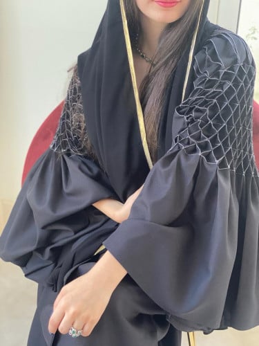 عباية فاخرة اللون اسود والأكمام كلوش و مطرزة سكري