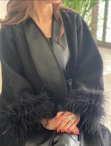 عباية فاخرة القماش صوف اسود مع جلد اسود والاكمام ريش