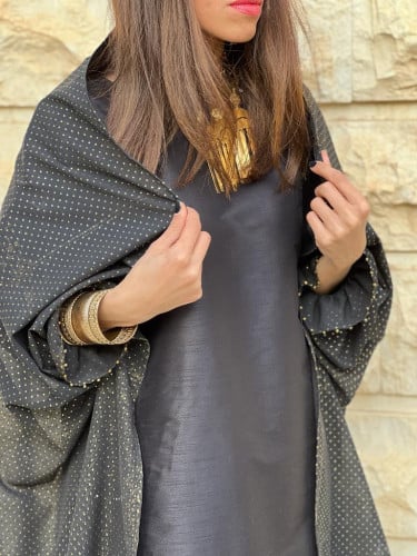 فستان فاخر القماش تفته اسود مع طرحة منقط ذهبي وعلى...