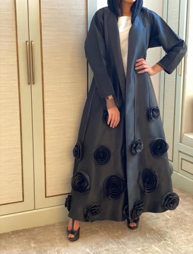 عبائة فاخرة باللون الاسود