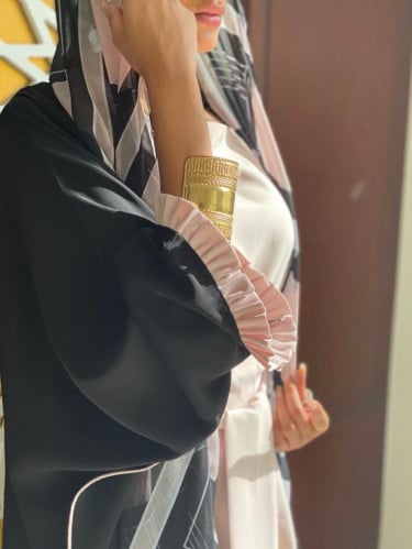 عباية صيفية باردة القماش حرير اسود ومحدد وردي ( طر...