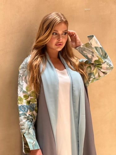 عباية عملية و مميزة اللون رمادي و الأكمام ورد تفته