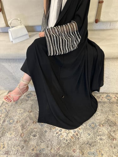 عباية صيفية باردة القماش كريب حرير اسود وعلى الأكمام شك