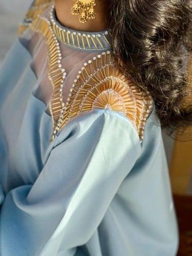 جلابية فاخرة القماش حرير سماوي مع شك ذهبي