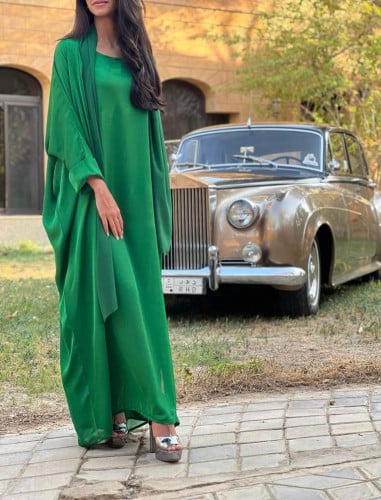 عباية مميزة القماش كريب اخضر  طقم 3 قطع ( فستان و عباية وطرحة)