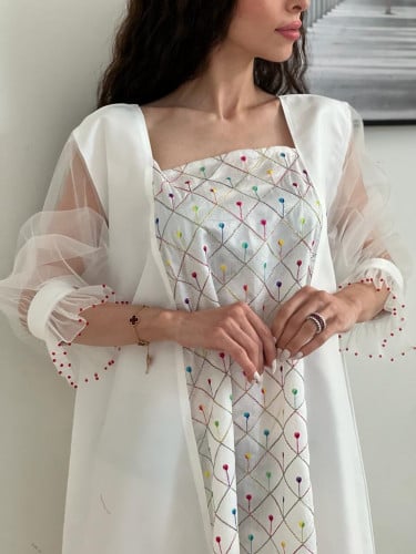 جلابية مميزة القماش تفته سكري مطرز و على الأكمام شك احمر