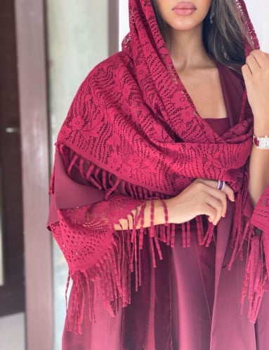 عباية مميزة اللون عنابي الاكمام والطرحة هدب