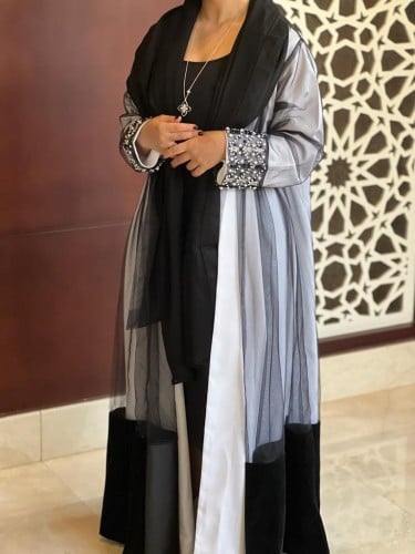 عباية شتوية فاخرة قصه كلوش طبقتين اللون سكري وتل اسود مع مخمل وعلى الاكمام شك