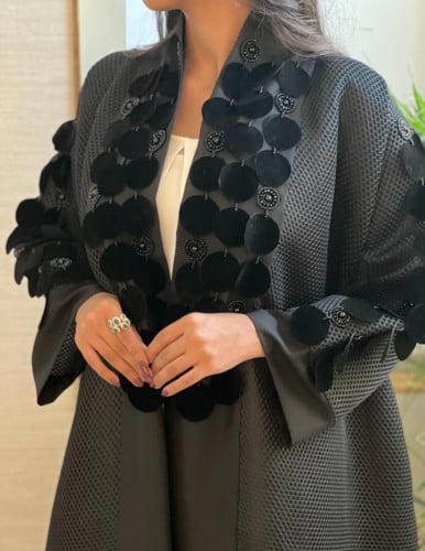 عباية فاخرة اللون اسود مع شك اسود