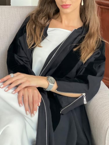 عباية مميزة اللون اسود مع مخمل وتقفل بسحاب