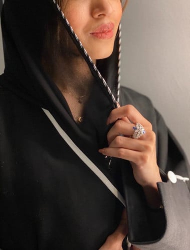 طرحة اسود مع تحديد فضي