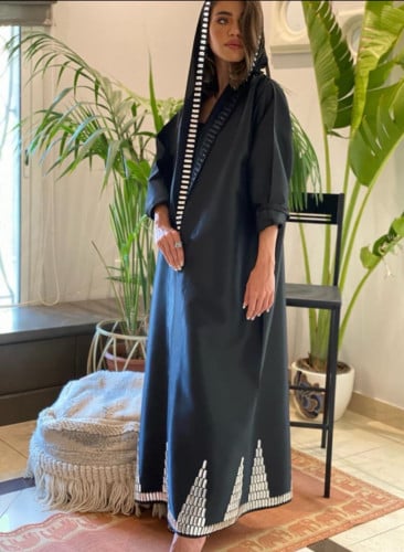 عباية فاخرة تفته اسود بشك فضي