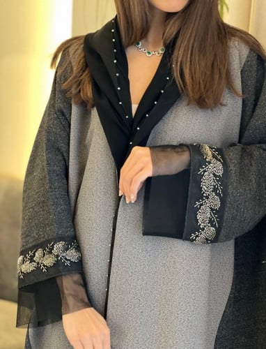 عباية فاخرة اللون رمادي مع اسود وعلى الاكمام شك ورد فضي