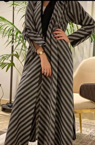 عباية عملية صيفية باردة القماش لنن مقلم رمادي بأسود