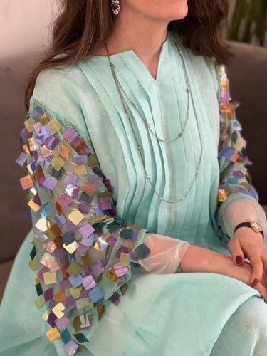 جلابية مميزة القماش لنن تفاني وعلى الاكمام شك ترتر