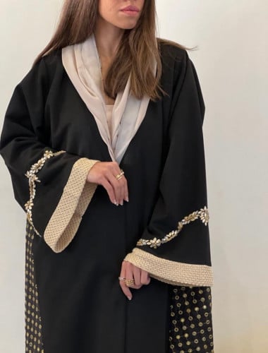 عباية شتوية فاخرة القماش شامواه اسود مع تفته فاخر وعلى شك ذهبي