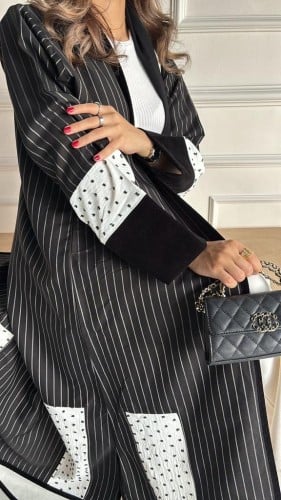 عباية شتوية مميزة القماش كريب مقلم والاكمام مخمل اسود