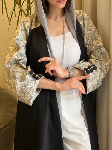 عباية عملية اللون اسود والأكمام تفته سكري