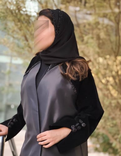 عباية شتوية اللون اسود والاكمام مخمل شامواه