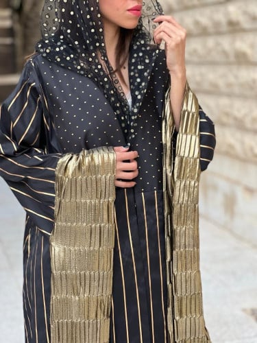 فستان مميز اللون اسود مقلم بذهبي شامل اطرحة تل اسود مطرز ذهبي