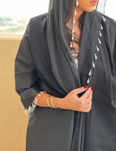 عباية مميزة القماش تفته اسود وعلى الأكمام والطرحة...