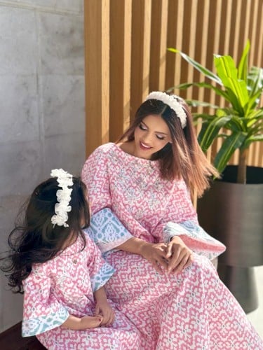 جلابية للأطفال اللون مشجر وردي مع شك فضي