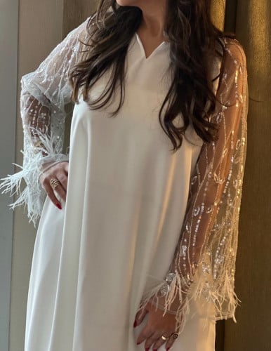 جلابية فاخرة اللون سكري وعلى الأكمام شك وريش سكري