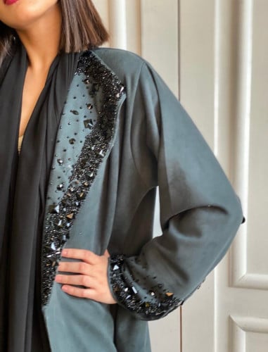 عباية شتوية فاخرة القماش شامواه زيتي وعلى الاكمام والقبه شك أسود