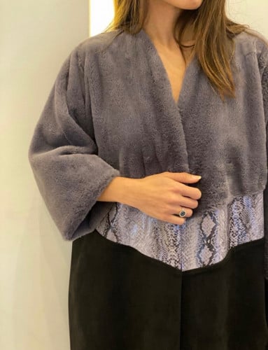 عباية شتوية فاخرة فرو رمادي مع جلد رمادي وشامواه اسود