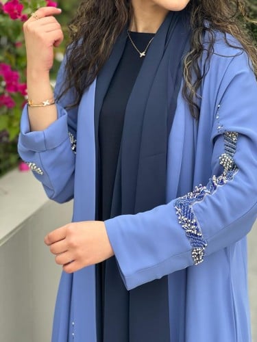 عباية فاخر القماش كريب سماوي مع مخمل كحلي مع شك فضي وسماوي