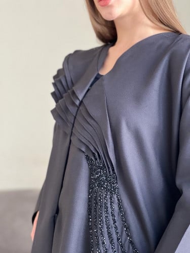 عباية فاخرة اللون اسود مع شك اسود