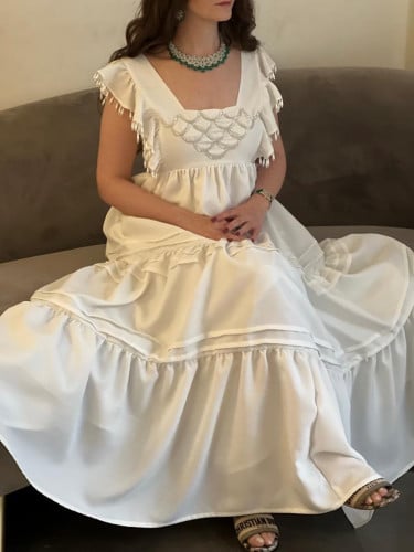 فستان فاخر مميز اللون سكري وعلى الصدر والأكمام شك