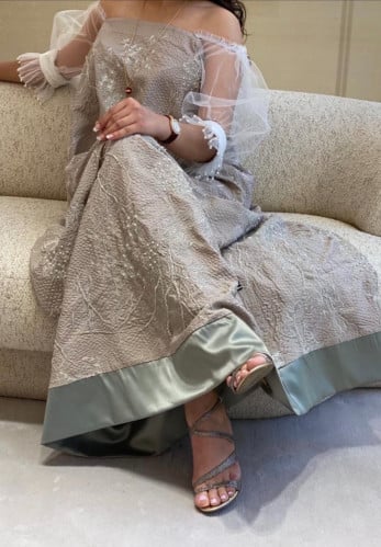 جلابية تفته بيج وتطريز سكري وشك لولو