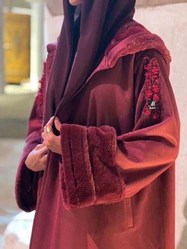 عباية شتوية القماش شامواة عنابي مع فرو وشك