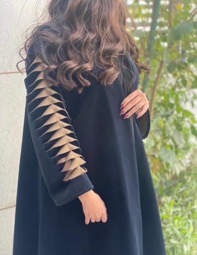 عباية شتوية مميزة القماش شامواه اسود
