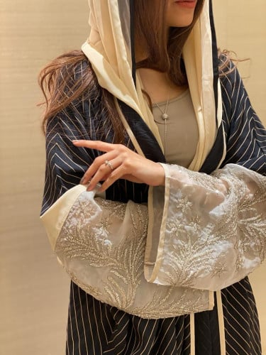 عباية فاخرة ومميزة اسود مقلم مع شك فضي