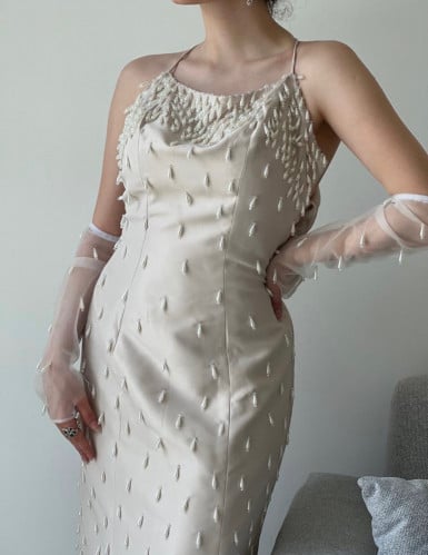 فستان فاخر اللون بيج وشك لولو على فستان كاملاً