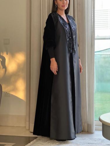 عباية فخمه القماش تفته ومخمل مع التطريز  والاكمام مخمل أسود والاكمام ستريتش