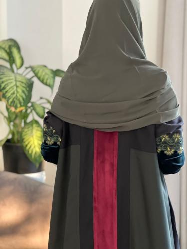 عباية مميزه كريب كتان والاكمام مخمل ( مع تطريز ورد بديل )