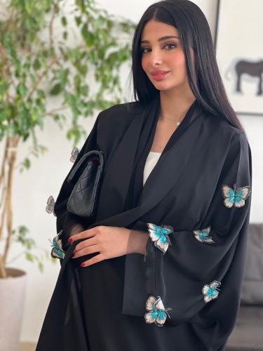 عباية صيفية باردة القماش كريب حرير اسود مع شك فراشة