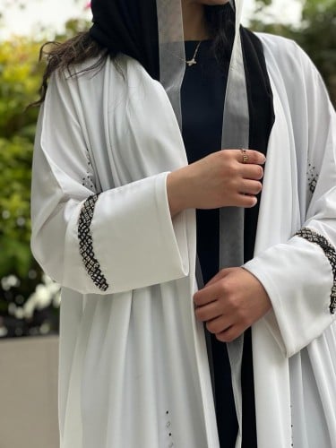 عباية فاخرة القماش كريب سكري مع شامواة اسود وشك على العباية والطرحة