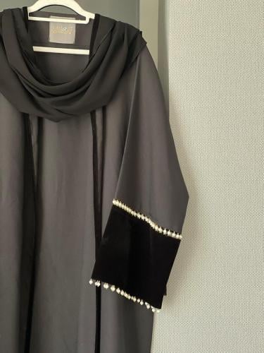 عباية لولو القماش كريب أسود مع كم شامواه اطراف لولو